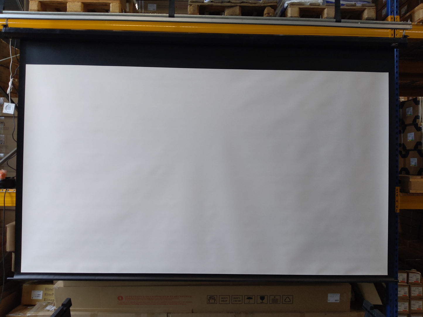 Usado - Muy bueno // VMAX - Negro / 16:9 / 135" (299 x 168 / Top-Drop 20 cm)  // B-VMAX135UWH2-243H00563