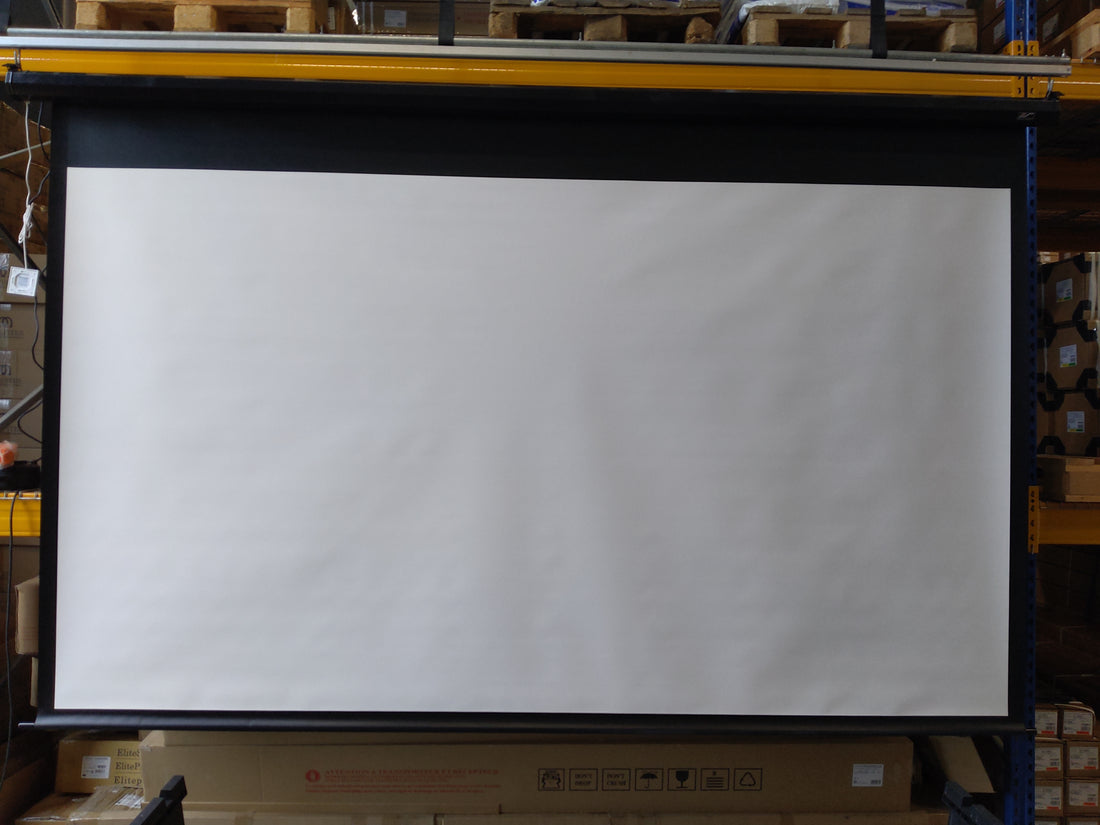 Usado - Muy bueno // VMAX - Negro / 16:9 / 135" (299 x 168 / Top-Drop 20 cm)  // B-VMAX135UWH2-243H00563