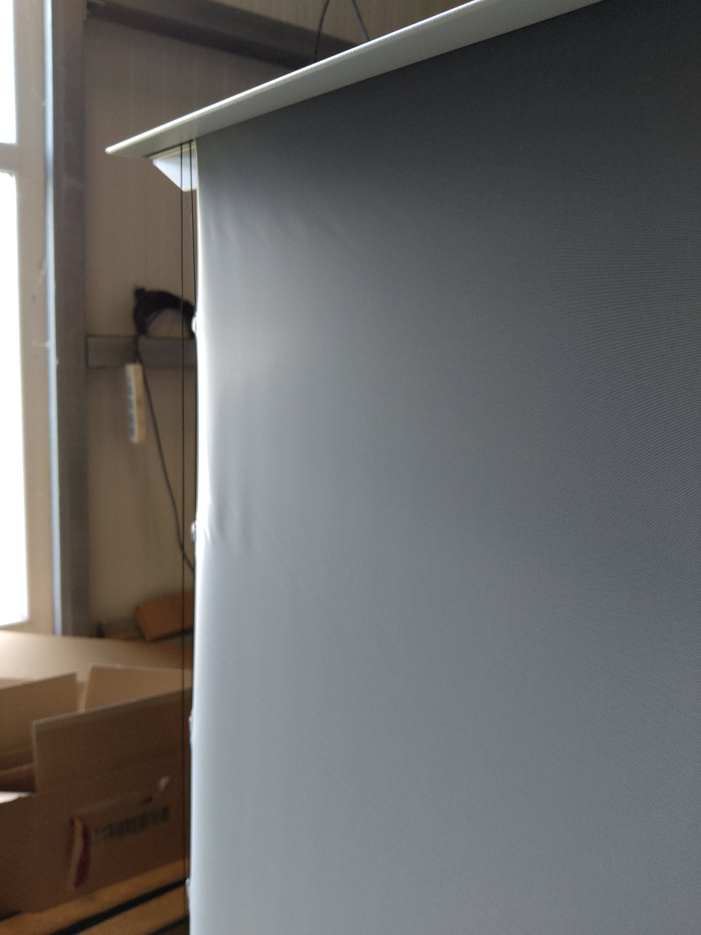 Usado - Como nuevo// KESTREL  FLOOR-UP 5  - CLR5 / 16:9 / 101" (224 x 126 cm) adecuado para: proyector de alcance ultracorto (UST) // B-FTE101XH2-CLR5-B8-252H01388